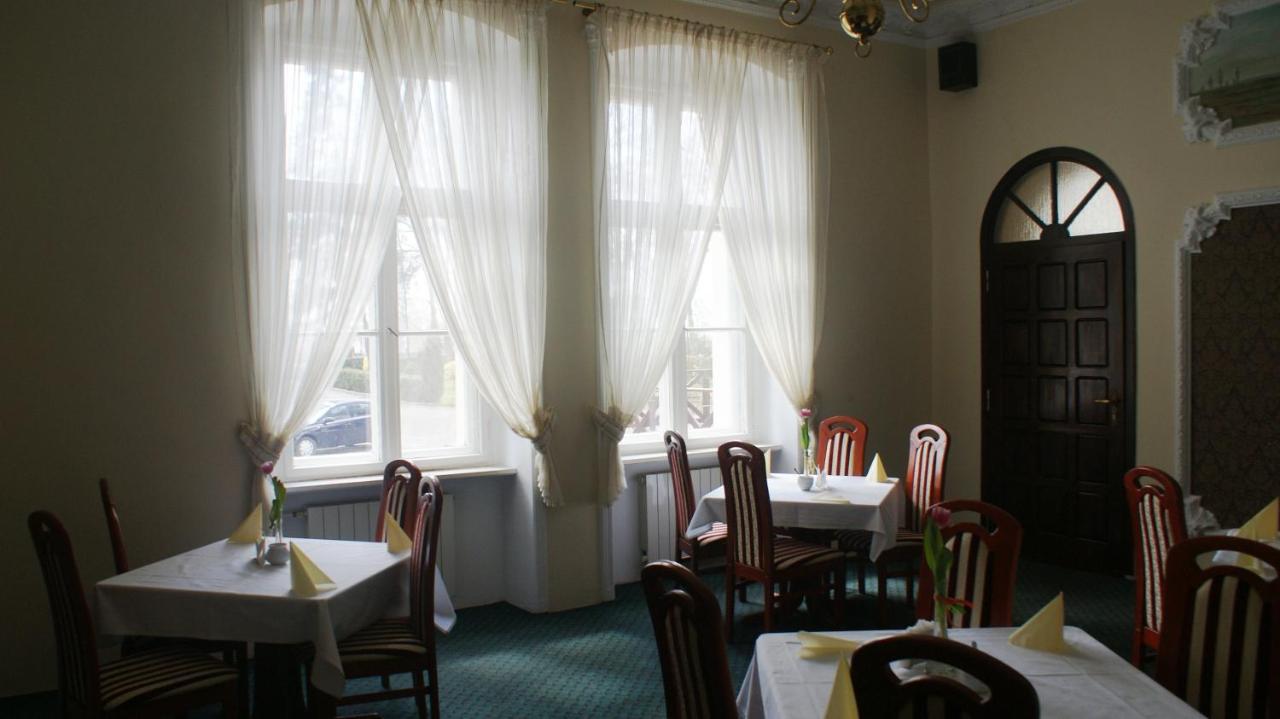 Dworek Brodowo Restauracja Przyjecia Готель