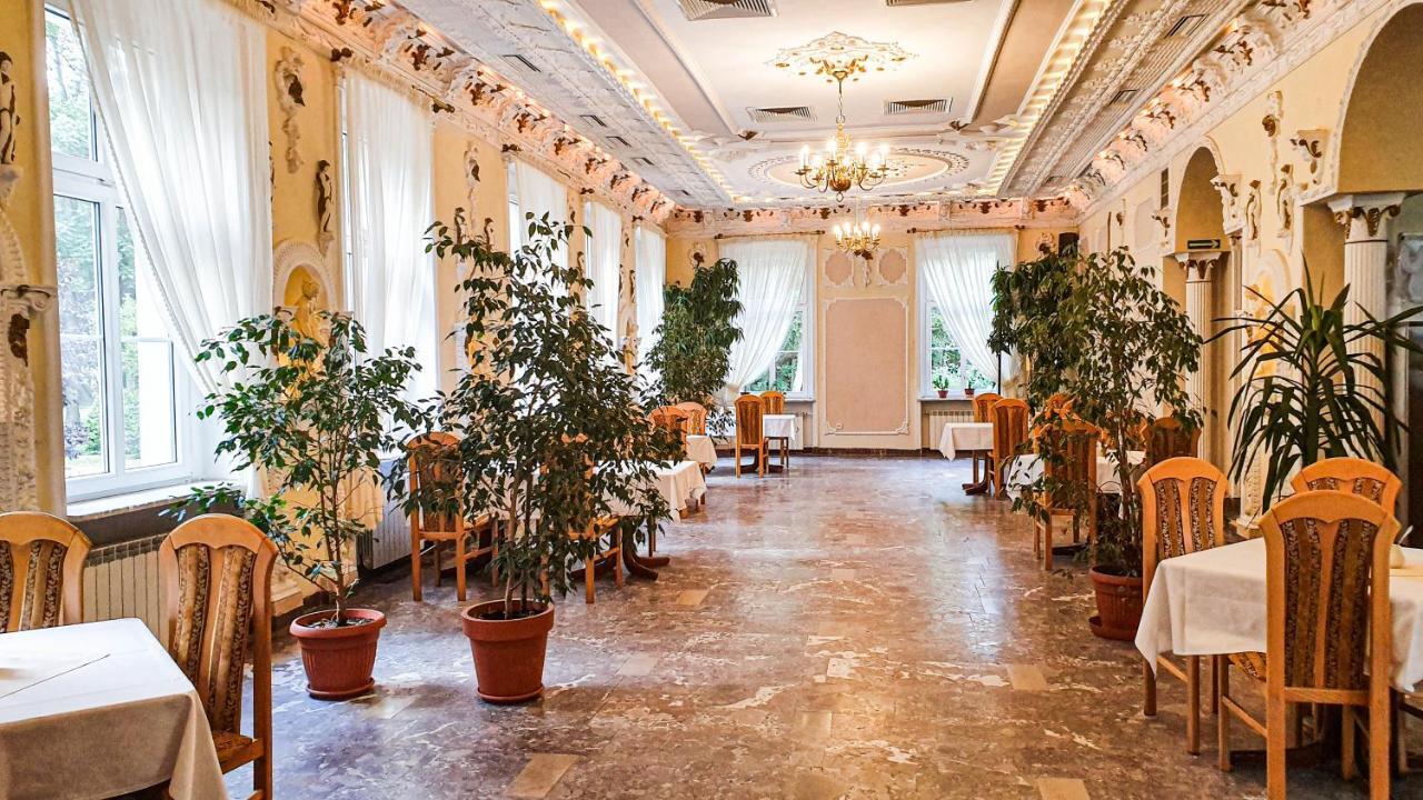 Dworek Brodowo Restauracja Przyjecia Готель